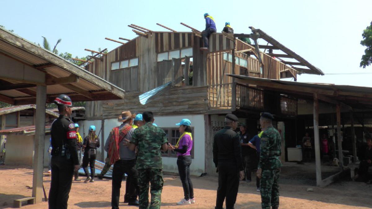 ทหาร ร่วมจิตอาสา ลงพื้นที่ซ่อมแซมบ้านเรือนราษฎรที่ถูกพายุฤดูร้อนพัดถล่ม เผยวันเดียวที่ อ.ลำปลายมาศ เสียหาย 10 ตำบล กว่า 360 ครัวเรือน