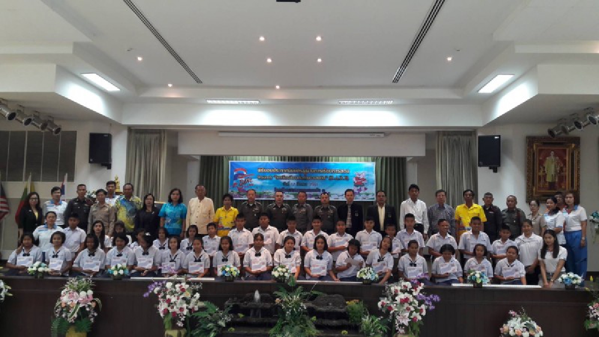 D.A.R.E.ประเทศไทย!!มอบประกาศนีบัตรนักเรียนในโครงการโรงเรียนสีขาวต่อต้านยาเสพติด(มีคลิป)