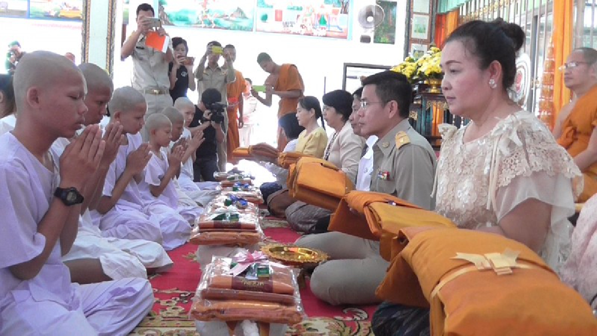 ร.ร.ปทุมเทพวิทยาคาร ร่วมกับวัดพระธาตุราษฎร์บำรุง นำนักเรียนชาย และหญิงบรรพชาสามเณร และบวชปฏิบัติธรรมเนกขัมมะ ปีที่ 35