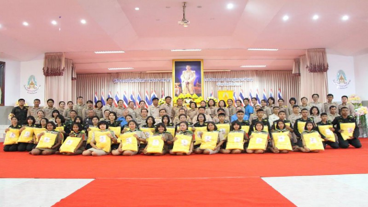 สมเด็จพระเจ้าอยู่หัว พระราชทานผ้าห่มกันหนาวพระราชทานแก่นักเรียน ร.ร.ราชประชานุเคราะห์ 29 จ.ศรีสะเกษ (คลิป)