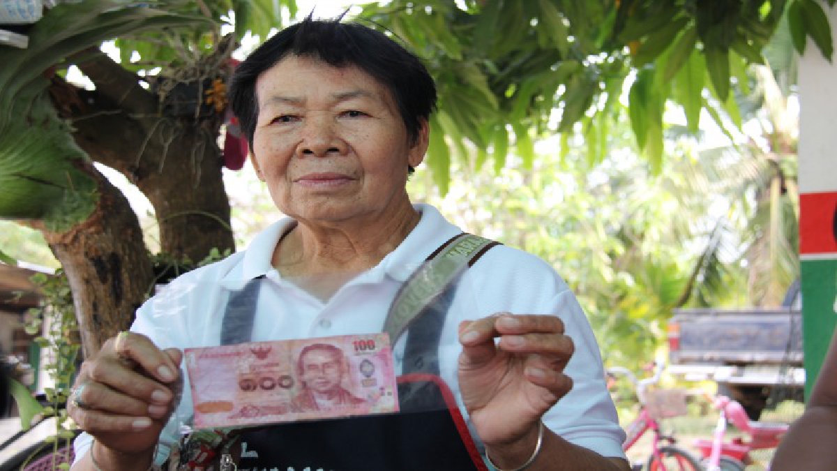 เจออีก ! แบงก์ปลอมระบาด เมืองกำแพงเพชร ห่างจากจุดเดิมที่เจอแบงก์พันปลอม 15 กม.  คราวนี้แม่ค้าไก่ย่างริมถนนรับเคราะห์