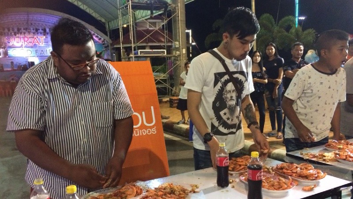 คึกคักสุดๆ ! เรียกเสียงฮากับลีลาสุดเด็ดของผู้เข้าร่วมแข่งขัน "กินกุ้งกุลา" ผู้ชนะได้กินไข่ไก่ฟรีทั้งปี ในเทศกาลอาหารสุราษฎร์ฟู๊ดแฟร์ (คลิป)
