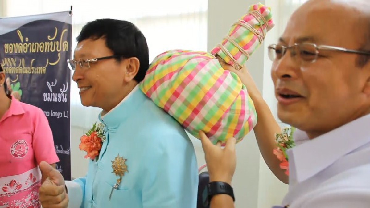 เห็นแล้วต้องลอง...การใช้"พ่อประคบ"ในงานแถลงข่าวมหกรรมการแพทย์แผนไทยภาคใต้และการแพทย์พื้นบ้านภาคใต้