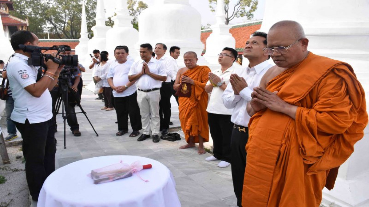 ผู้ว่าราชการจังหวัดนครศรีธรรมราช ถอดกลีบบัวทองคำพระบรมธาตุเจดีย์นครศรีธรรมราช เป็นปฐมฤกษ์ เพื่อความเป็นสิริมงคล