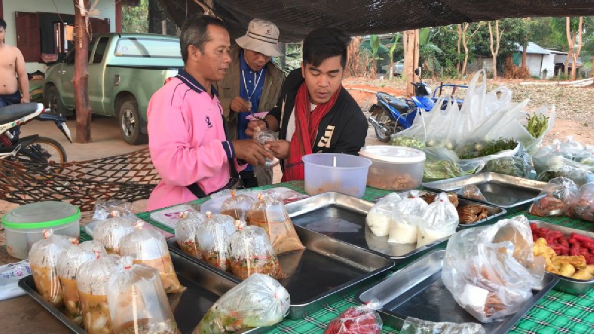 ตลาดเช้าไทบ้านของชาวช้าง น้ำพริกปลาทูเค็มรสเด็ด สูตรควาญ ช้างตำเอง ขายเอง อร่อยแซ่บเวอร์ ขายดีเป็นเทน้ำเทท่ากว่าวันละ 2 ก.ก.