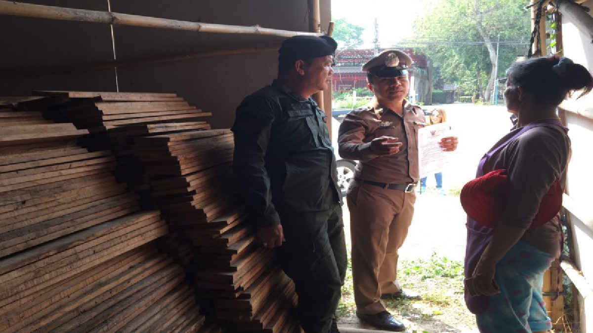 ตะลึง..ไม้หวงห้ามเพียบ ซุกโกดังกลางเมืองเชียงใหม่  เจ้าของใส่เกียร์หมาเผ่นหนี