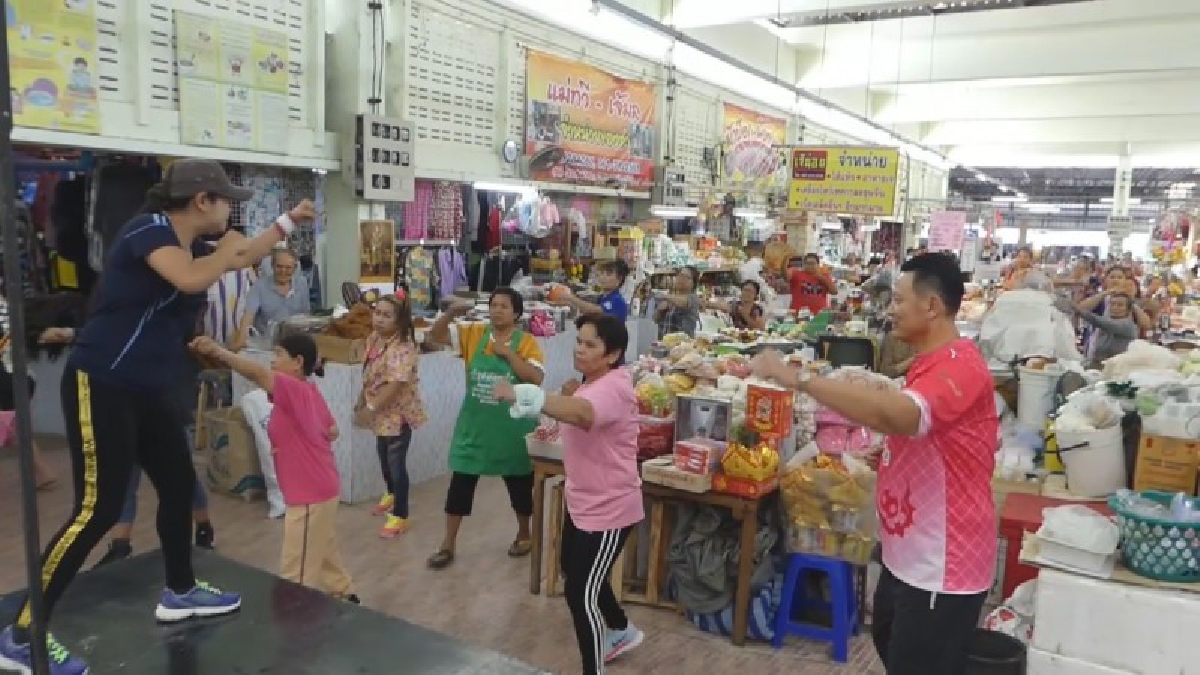 สีสันตลาดสด !! เทศบาลเมืองสุโขทัยธานีรณรงค์ให้แม่ค้าพ่อค้าตลาดสดอกกำลังกาย