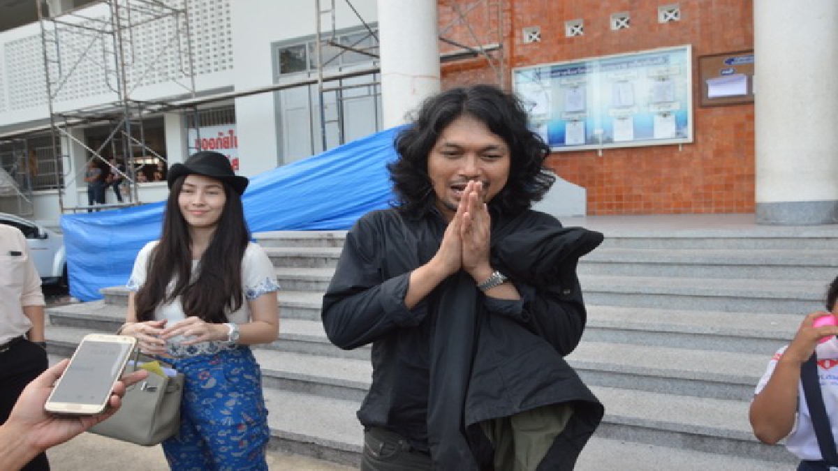 เสก ได้เฮ ! ศาลให้ประกันตัว ยอมรับ..เพลียหลังถูกคุมขังใต้ถุนศาลนานหลายชั่วโมง อารมณ์ขัน..หยอกตำรวจศาล เข้ามาใกล้ๆไม่ถูกเด้งหรอก (คลิป)