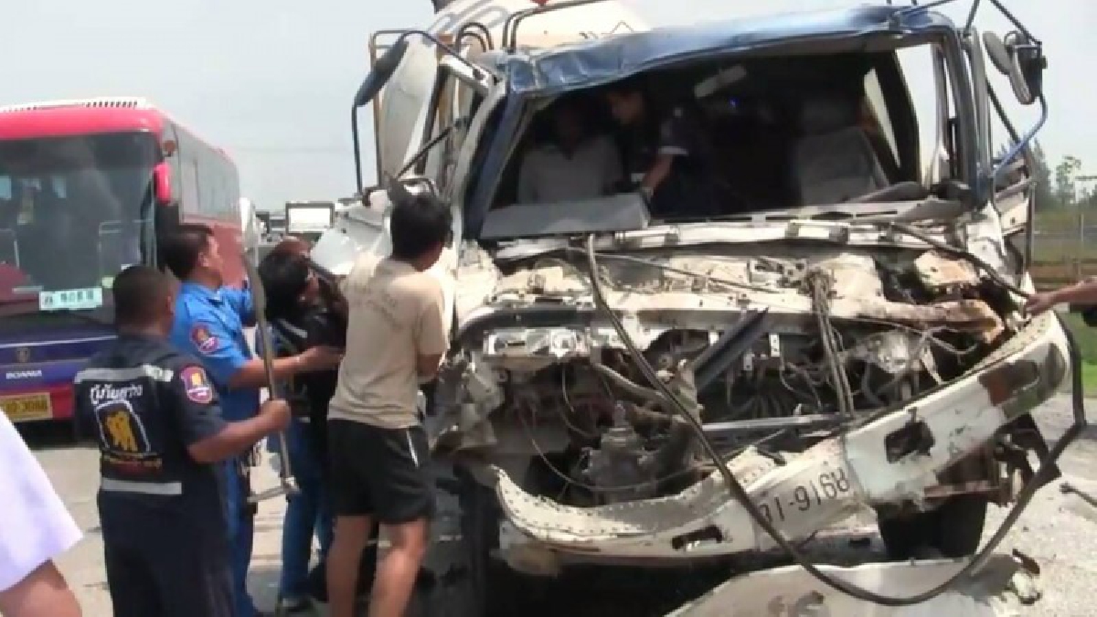 นาทีชีวิต ! รถโม่ปูนเสยท้ายรถพ่วงเบรกระทันหัน  คนขับติดคาซาก หวิดดับ (มีคลิป)