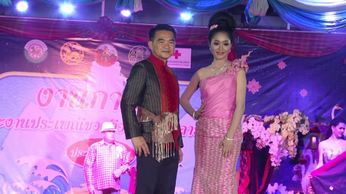 บุรีรัมย์ ! กระแสออเจ้ามาแรง ผู้ว่าฯลงเอง..แข่งชุดไทย พร้อมหนุนให้คนหันมาสนใจการแต่งกายแบบไทยๆ (ชมคลิป)