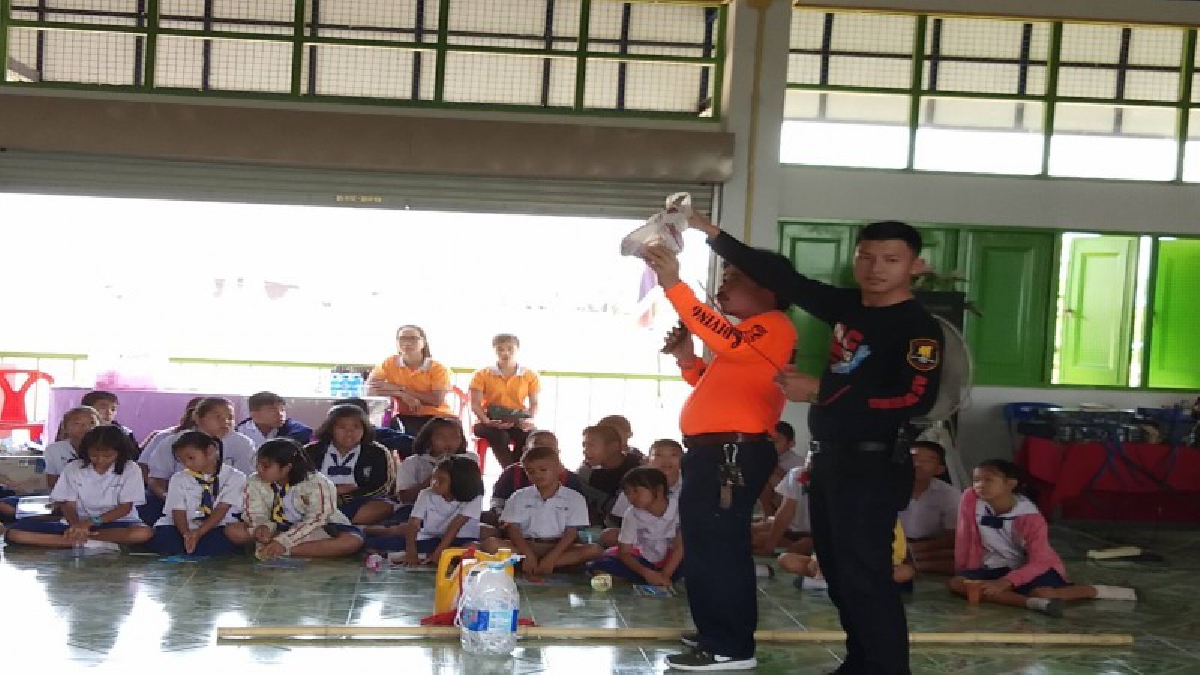 เลย..!! สำนักงานสาธารณสุข ร่วมกับเทศบาลตำบลน้ำสวย จัดอบรมลดเหตุเด็กจมน้ำช่วงปิดเทอม (มีคลิป)