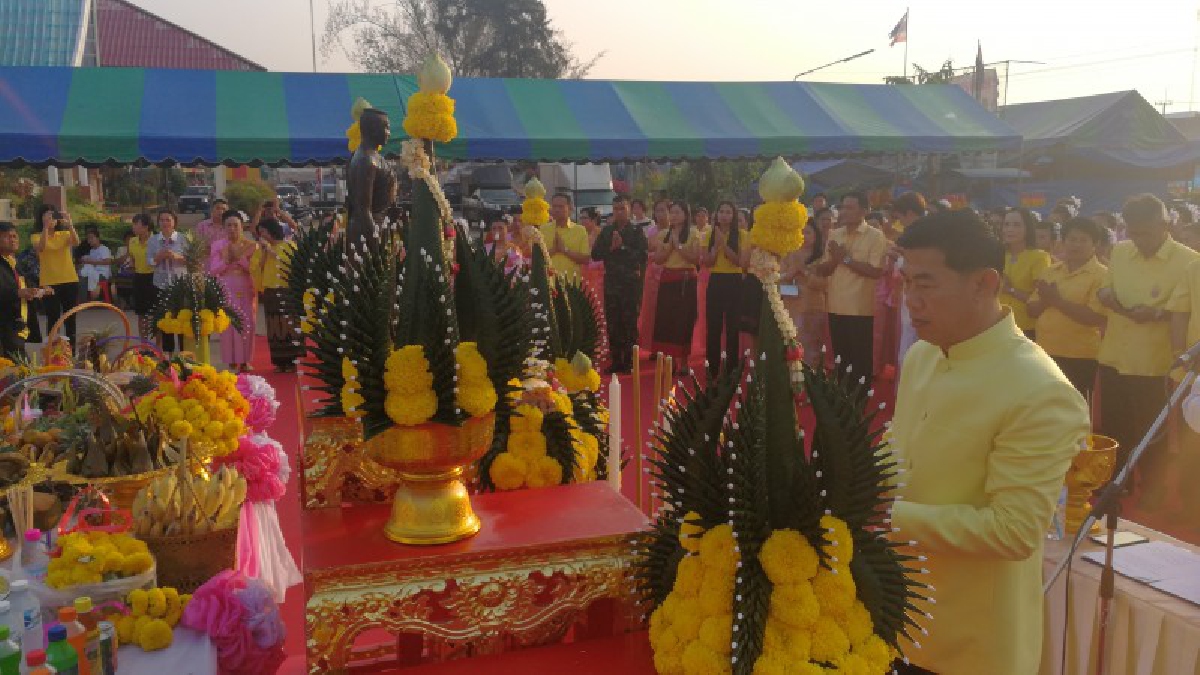 นครราชสีมา..!! สตรีชาวอำเภอคง เกือบ 300 คน ประกอบพิธีรำบวงสรวง ถวายแด่ดวงวิญญาณคุณย่าโม (มีคลิปมุมสูง)