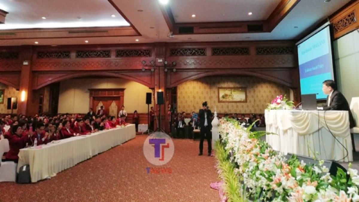รมว.ศธ.เปิดสัมมนาการเรียนรู้ตามรอยพระยุคลบาท เพื่อเป็นราชการที่ดี และพลังของแผ่นดินแก่ผู้บริหารโรงเรียนมัธยมศึกษาทั่วประเทศ