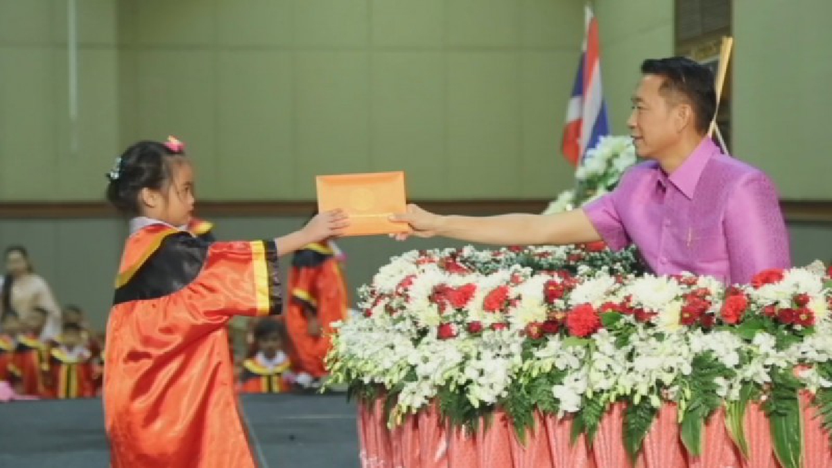 หัวใจของผู้ปกครองชื่นมื่น เทศบาลนครอุดรธานี มอบวุฒิบัตรแก่บัณฑิตน้อย ประจำปีการศึกษา 2560