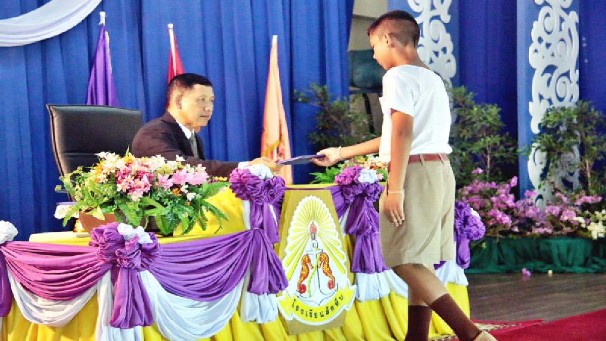 โรงเรียนสัตหีบมอบประกาศนียบัตรและวุฒิบัตรนักเรียนจบการศึกษา