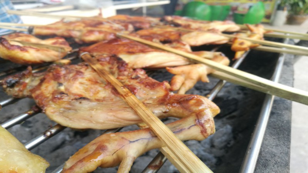 สุดฟิน!! สะท้านทุ่ง ไก่ย่างรสเด็ด หมักหอมอร่อยถึงใจ ส้มตำหลากหลายเมนูแซ่บซี๊ด ลูกค้าต่อคิวซื้อตรึม สร้างรายได้งามในชุมชน (ชมคลิป)