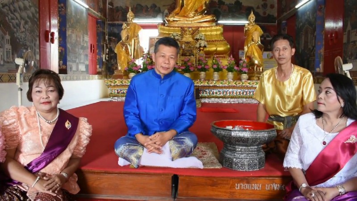 ไม่ตกเทรน!! นายอำเภอวิเศษชัยชาญนำทีมตามกระแสออเจ้า แต่งไทย ไหว้พระ สักการะวีรชนแขวงเมืองวิเศษไชยชาญ