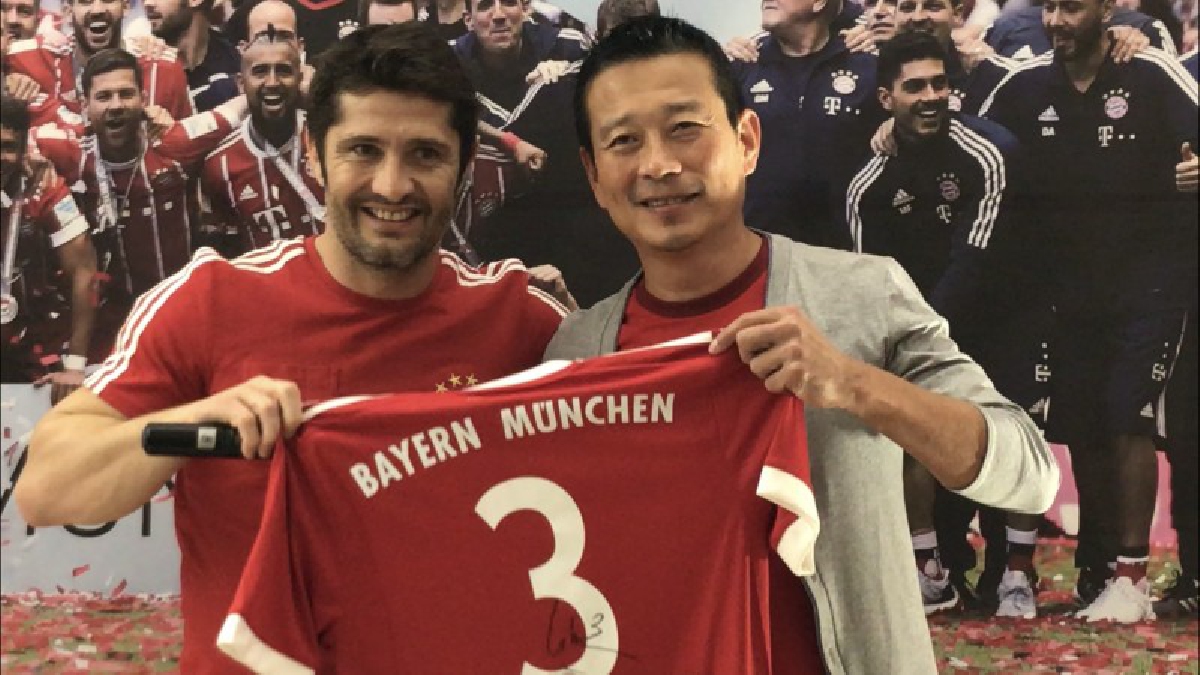 แห่กรี๊ด แฟนลูกหนังไทยผู้ชื่นชอบอดีตนักเตะระดับตำนานรวมตัวอย่างมหาศาล ลิซาราซู สุดปลื้ม แฟนไทยแห่ต้อนรับ เหนียวแน่น