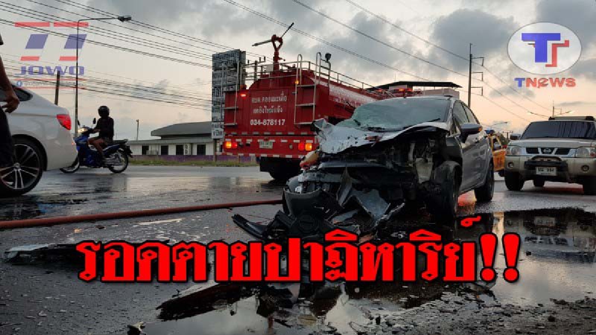 ระทึกทั้งถนน..!! หนุ่มวัย21 ดวงแข็ง ขับเก๋งกลับบ้าน ถูกรถบรรทุก 6 ล้อ ตัดหน้าก่อนชนอย่างจัง จนถังน้ำมันแตก สุดอึ้ง กลับรอดตายปาฏิหาริย์!?