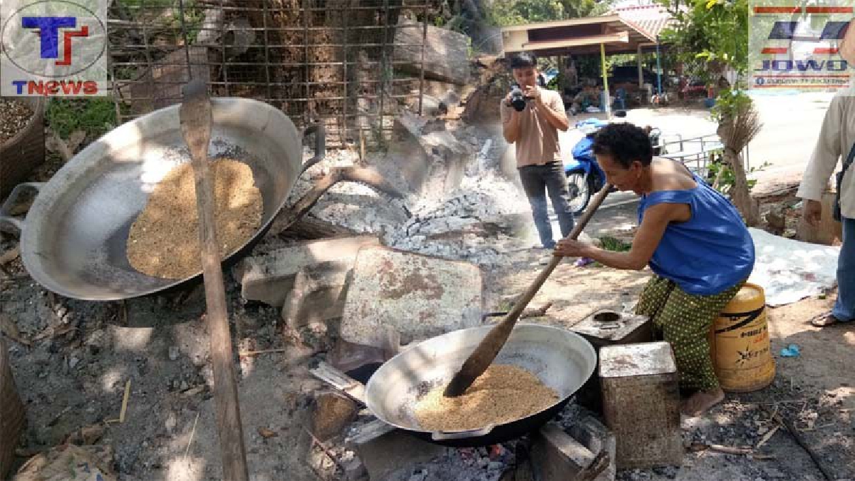 สูตรลับ..ฉบับโบราณ "ข้าวคั่วโบราณจากเตาถ่าน" ฝีมือ "ยายมาด" หอมกรุ่นอร่อยถึงใจ ขายดิบขายดี ลูกค้าสั่งจองเป็นจำนวนมาก (มีคลิป)