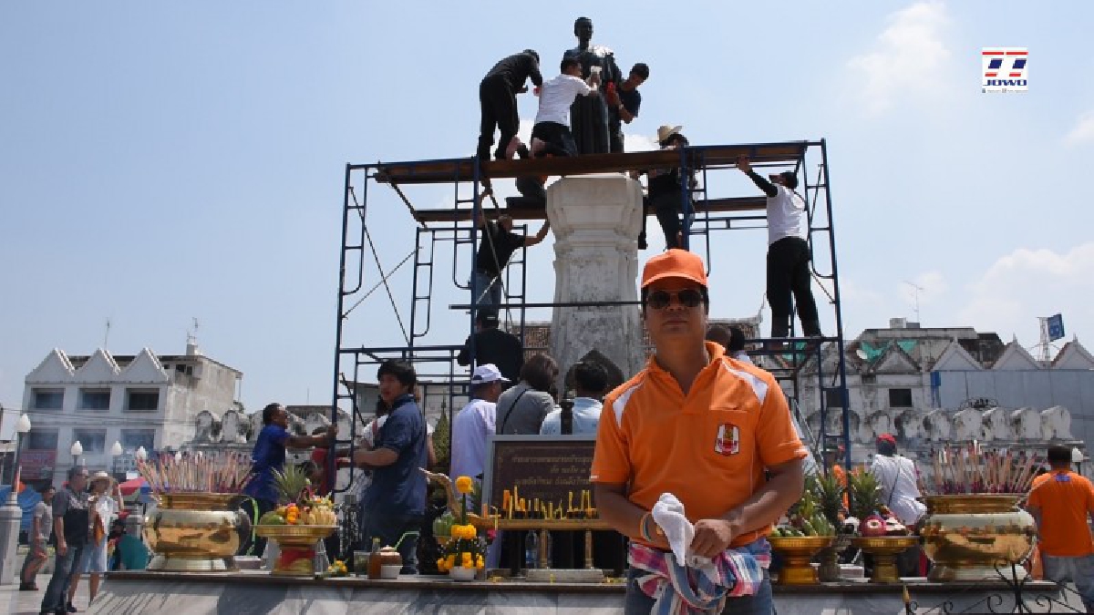 โคราช ! ช่างสิบหมู่กรมศิลปากรร่วมกับจิตอาสาลูกหลานชาวโคราช ร่วมใจกันล้างทำความสะอาดอนุสาวรีย์ท้าวสุรนารี ก่อนงานฉลองวันแห่งชัยชนะท้าวสุรนารี