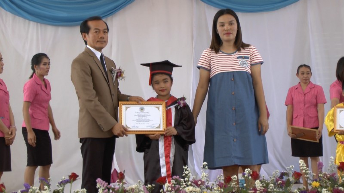 หนูทำได้ ! โรงเรียนอนุบาลเทศบาลตำบลวัดธาตุ มอบวุฒิบัตรแก่นักเรียนชั้นอนุบาล 3 รุ่นที่ 5 ที่สำเร็จการศึกษา ประจำปีการศึกษา 2560 จำนวน 71 คน