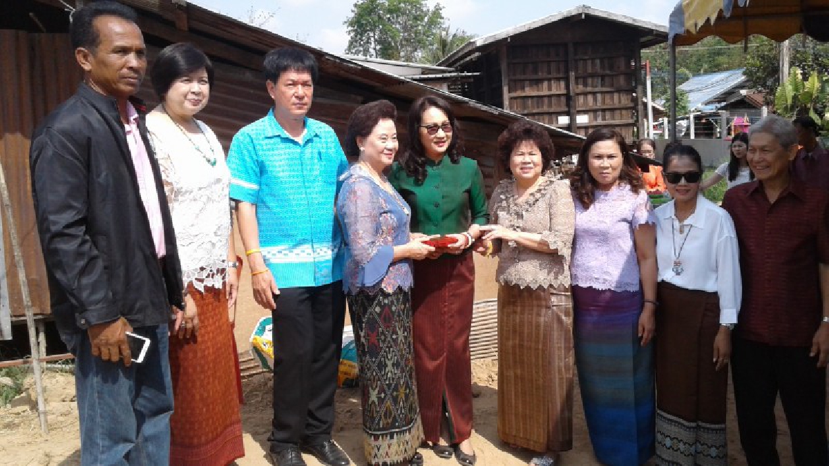 คนไทยไม่ทิ้งกัน! หลายหน่วยงานยื่นมือเข้าช่วยเหลือชายพิการตาบอดทั้งสองข้าง ล่าสุดช่วยกันยกเสาเอกเพื่อที่จะก่อสร้างบ้านจากการบริจาคให้ (คลิป)