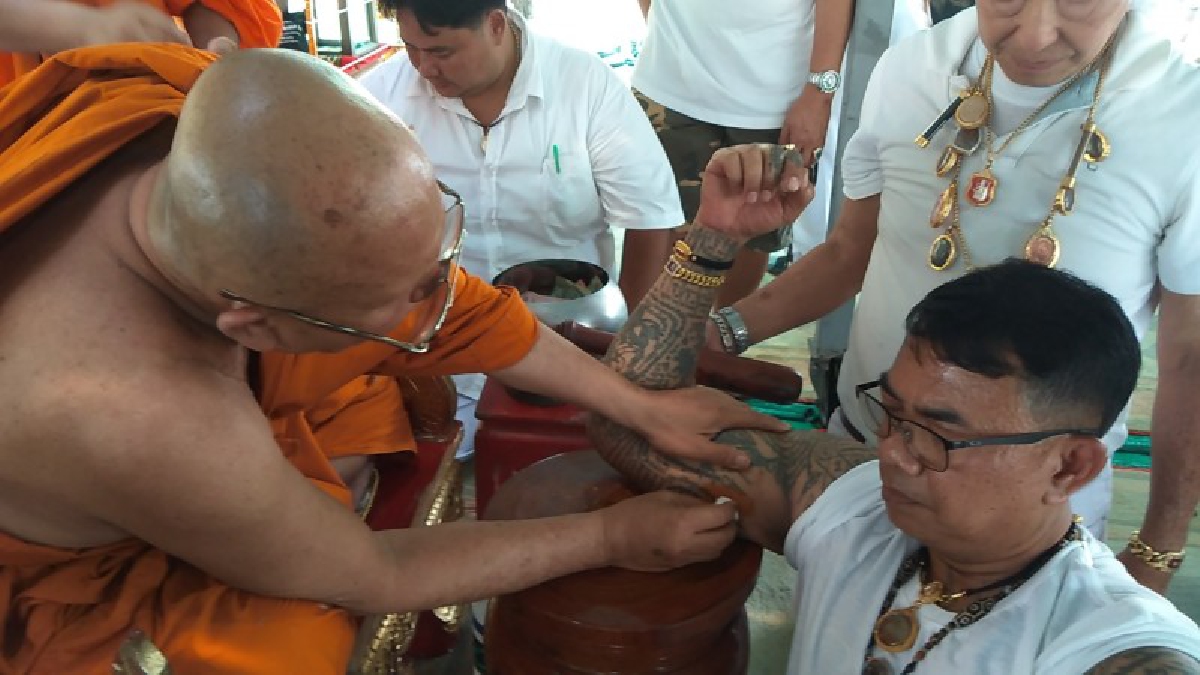 ชัยภูมิ!! ลูกศิษย์แห่ร่วมพิธีไหว้ครูและทอดผ้าป่าลพ.จุ่นอีกหนึ่งสุดยอดสืบสายวิชาต้นตำรับเดียวกันกับลพ.คูณ