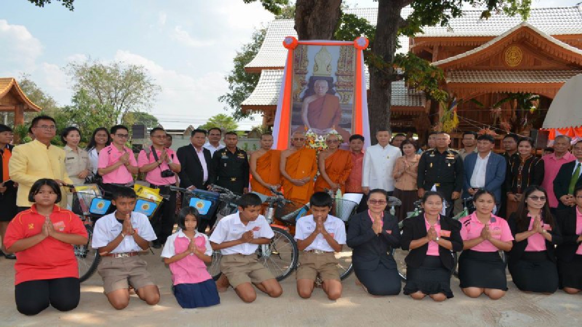 ศรีสะเกษ!! สมเด็จพระวันรัตนำผู้ว่า 2 ชาติ ไถ่ชีวิตโคและมอบรถจักรยาน 103 คันให้เด็กไทย เขมรใช้ในการเดินทางไปเรียนหนังสือ