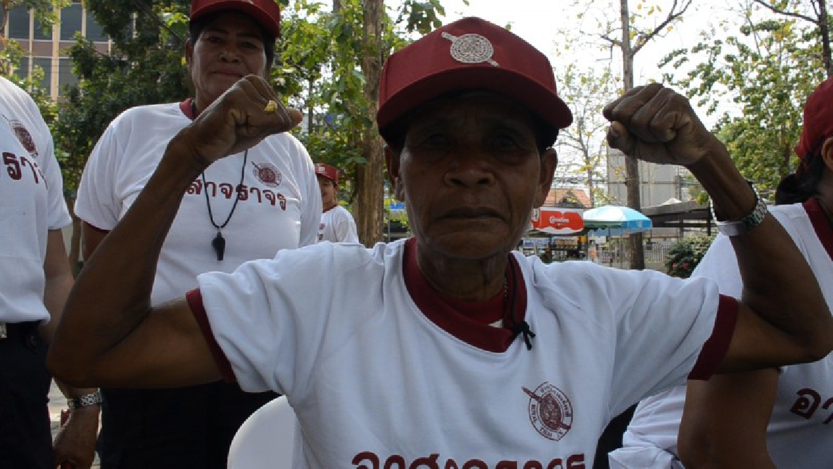สู้เกินร้อย ! คุณยายวัย 65  หัวใจยังแกร่ง เข้าร่วมฝึกกองร้อยน้ำหวานอาสาจราจรอุดรธานี (ชมคลิป)