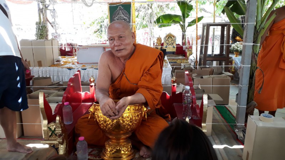 ชัยภูมิ ! ชาวบ้านกว่า3,000 คน ร่วมพิธีไหว้ครูครั้งยิ่งใหญ่กับ "หลวงพ่อจุ่น จิตสังวโร" ที่วัดโพธิ์ตาล  (ชมคลิป)