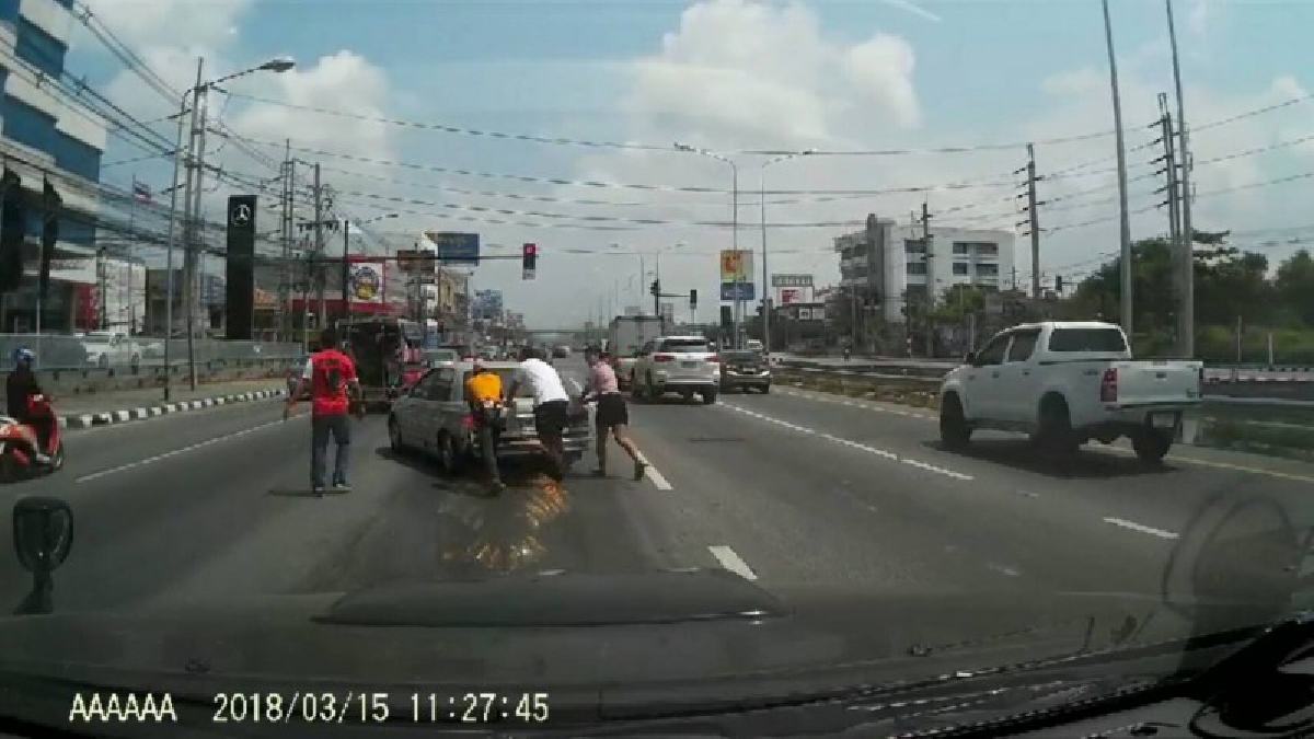 ภาพแห่งความประทับใจ.. นี่แหละคนไทยไม่ทิ้งกัน เห็นหญิงสาวเข็นรถกลางไฟแดง พลเมืองดีต่างรุดช่วยเหลืออย่างไม่รอช้า (ชมคลิป)