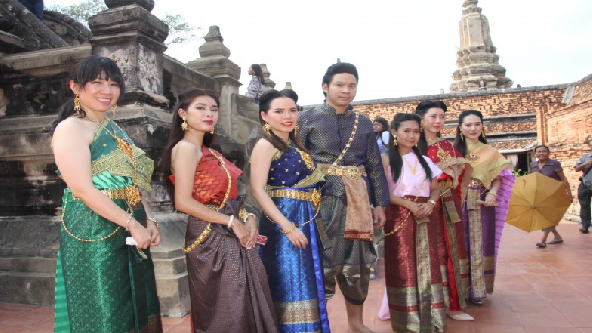 ฮิตไม่เลิก กระแสออเจ้าการะเกด..ทำแหล่งท่องเที่ยวโบราณสถานอยุธยาคึกคัก คนแห่แต่งชุดไทยถ่ายรูปตามรอยละครดัง บุพเพสันนิวาส จราจรหนึบ(ชมคลิป)