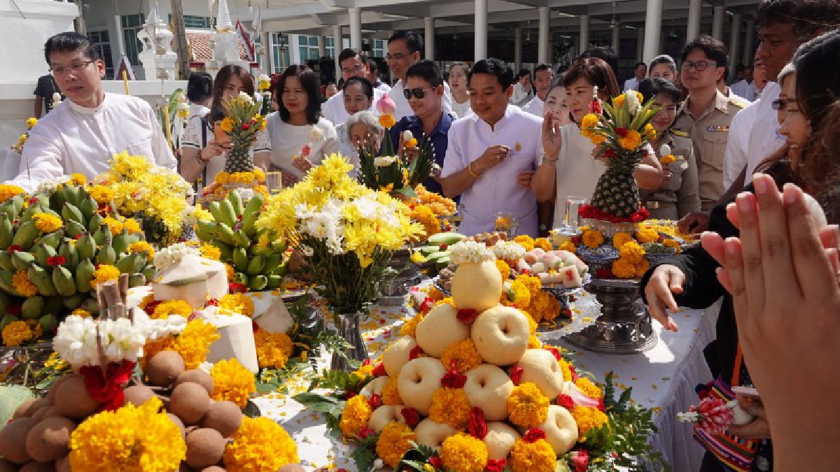 ปทุมธานี ผวจ.นำปชช.ร่วมบวงสรวงบูรพาจารย์และเตรียมรับเสด็จพระสังฆราช