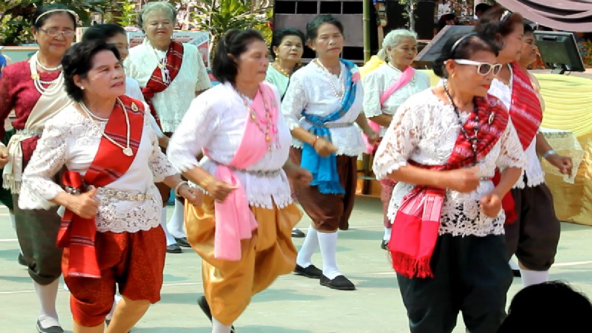 สีสัน..สาวพันปี!! แดนซ์สุดฤทธิ์ ลีลาพลิ้วจนลืมวัย ในกิจกรรมมหาสนุก วัน อสม.แห่งชาติ ที่ อ.สนม จ.สุรินทร์ (ชมคลิป)