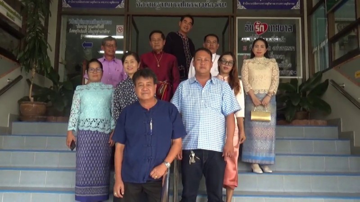 อ่างทอง เทศบาลเมืองอ่างทองร่วมแต่งกายย้อนยุคทุกวันอังคารตามแนวทางไทยนิยมภายไต้โครงการ “Thailand 4.0 แต่งไทยแบบไหนก็เก๋”