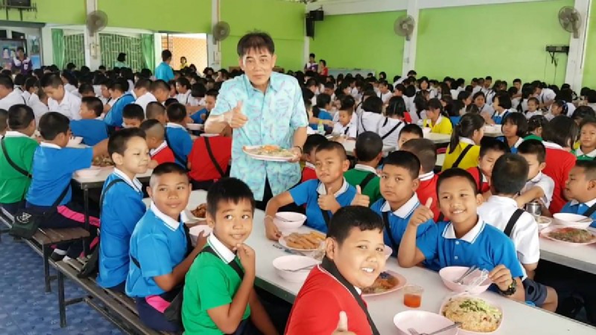 โรงเรียนอนุบาลชัยนาททุ่มงบ 2 แสนบาท จัดเลี้ยงโต๊ะจีนให้เด็กนักเรียนกินฟรีทั้งโรงเรียน ฉลองก่อนปิดเทอม
