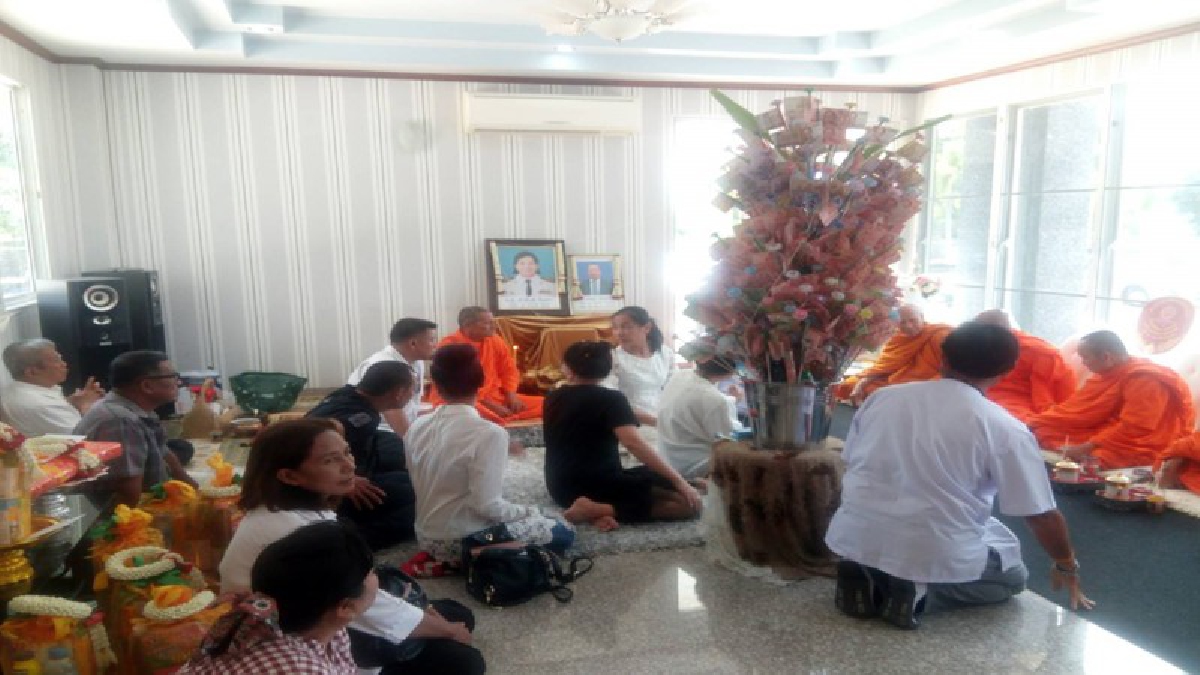 รอง ผบ.ตร.บินด่วน แถลงข่าวจับ"ไอ้โล๊ะ ผู้ต้องหารายที่ 3 ทีมฆ่าโหดเจ้าแม่ตลาดโรงเกลือ ด้านทางญาติจัดทำบุญ 50 วัน