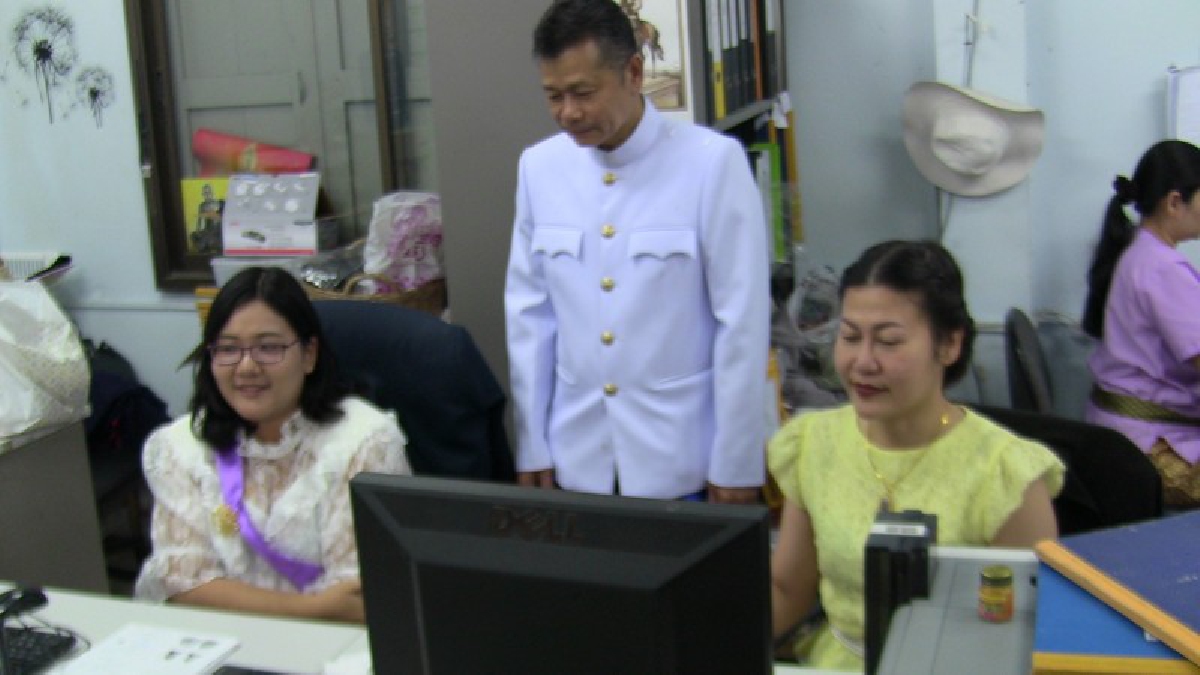 เกาะกระแสข้าราชการอำเภอวิเศษชัยชาญแต่งชุดไทยให้บริการประชาชน