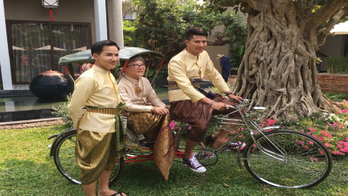ฮือฮา มหาเศรษฐีค้าเพชร หมื่นล้าน อินกับ "บุพเพสันนิวาส" ชวนเพื่อนนักธุรกิจแต่งตัวย้อนยุค (มีคลิป)