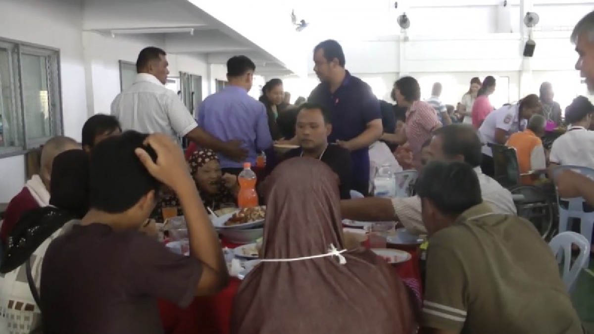 จัดโต๊ะจีนเมนูขึ้นเหลาระดับภัตตาคารเลี้ยงคนพิการ