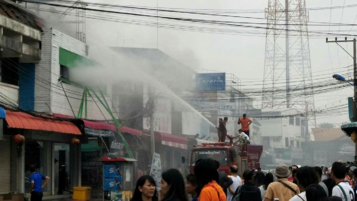 ระทึก !! ไฟไหม้ร้านจำหน่ายเสื้อผ้า ชุดนักเรียน หน้าห้างดังกลางเมืองช้าง ชาวบ้านวิ่งหนีตายจ้าละหวั่น (ชมคลิป)