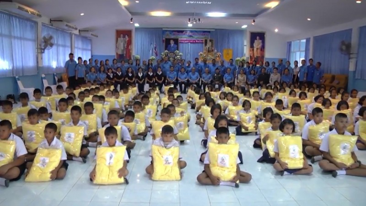 ในหลวง ร.10ทรง พระราชทานผ้าห่มกันหนาว (ชมคลิป)