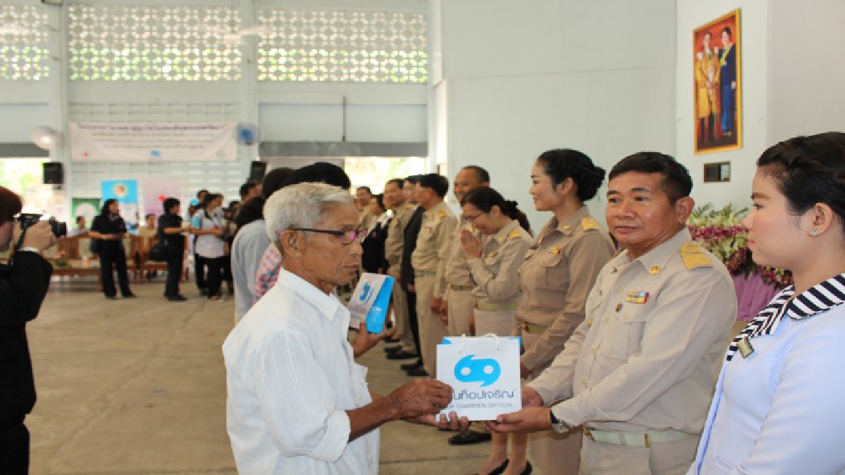 ผู้สูงวัยสุดปลื้มใจได้แว่นตาใหม่สามารถมองเห็นได้ชัดเจน ลดการพึ่งพาคนภายนอกและมีความสะดวกในการดำเนินชีวิต