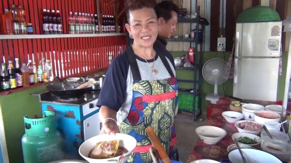 สุดยอดความอร่อย !! ห้ามพลาดก๋วยเตี๋ยวเรือในตำนาน พันท้ายนรสิงห์รุ่นแม่ ผู้บุกเบิกขายก๋วยเตี๋ยวในเจ้าพระยามานานกว่า 40 ปี