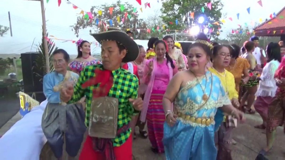 อ่างทอง สีสันย้อนยุคลีลาสนุกเฮฮาวันอาสาสมัครสาธารณสุขหมู่บ้านแห่งชาติที่ทุกคนจัดเต็มสร้างสีสันความสุขเข้าร่วมงานเลี้ยงสังสรรค์