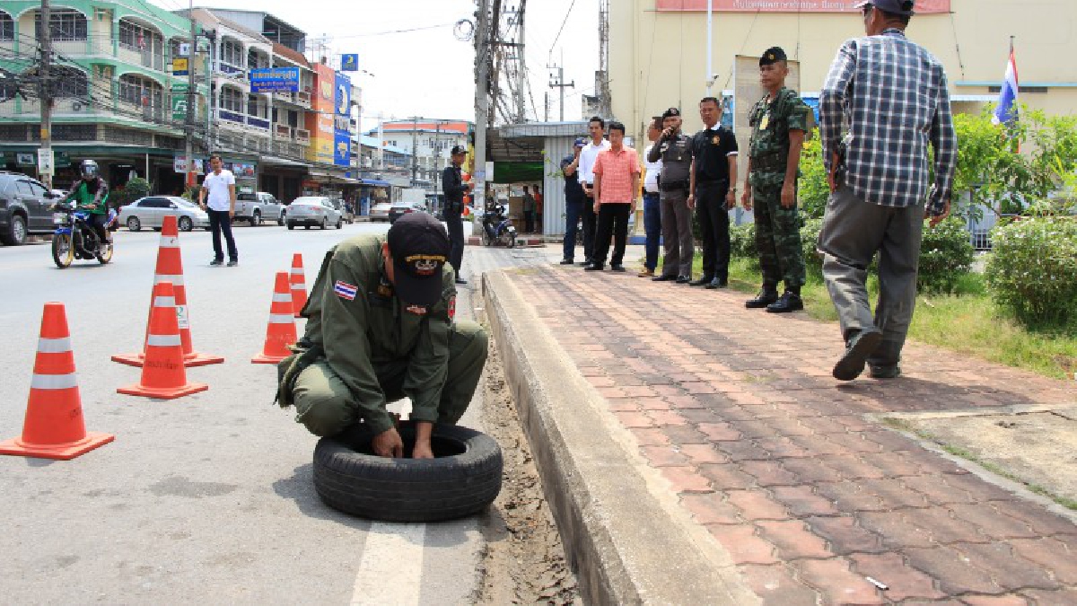 แตกตื่นกันทั้งเมือง ! ชาวบ้านพบระเบิดหน้าปั๊มน้ำมัน ใจกลางเมืองปราจีนบุรี (ชมคลิป)