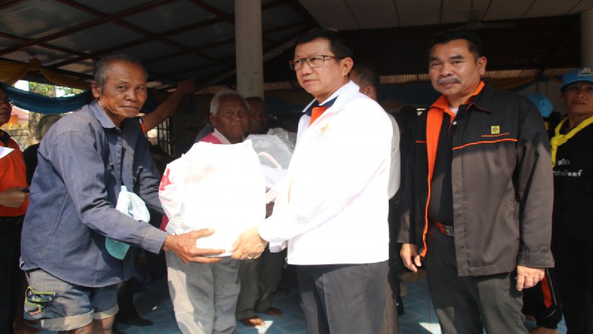 ศรีสะเกษ ! ผู้ว่าฯมอบเครื่องอุปโภค-บริโภค ช่วยเหลือราษฏรผู้ประสบวาตภัย (ชมคลิป)