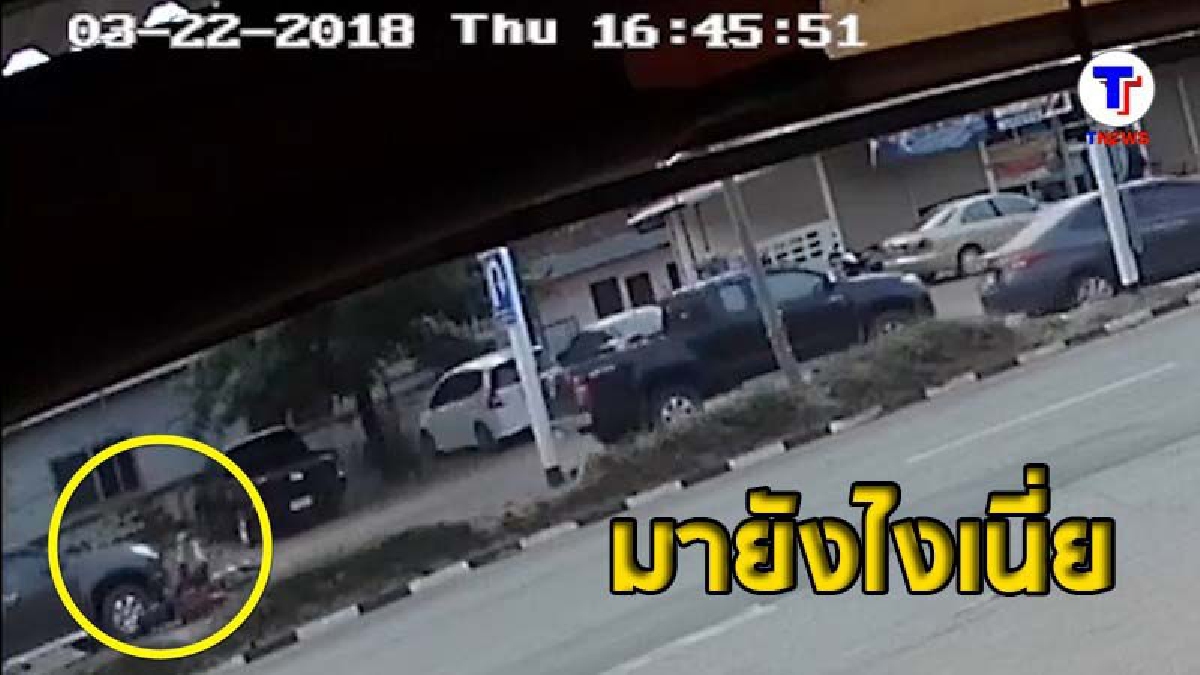 ตะลึง ! เปิดภาพวงจรปิด มอเตอร์ไซค์ไร้คนขับพุ่งข้ามแยก ชนรถกระบะเต็มๆ (ชมคลิป)