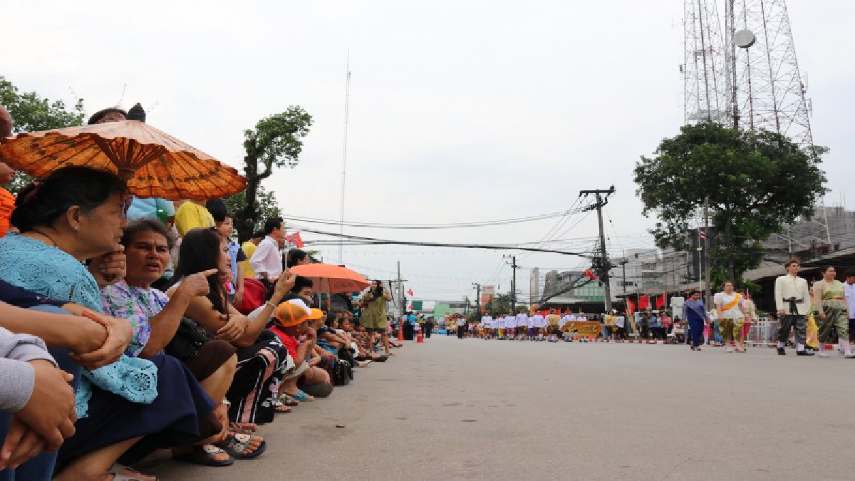 ชาวตราด !! กว่าหมื่นคนแห่แต่งชุดไทยเปิดงานวันตราดรำลึก(คลิป)